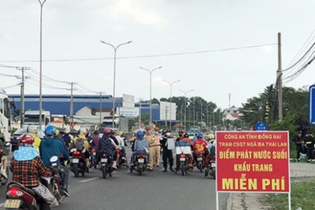 Phát nước, khẩu trang miễn phí cho người đi đường, hành động đẹp của công an tỉnh Đồng Nai