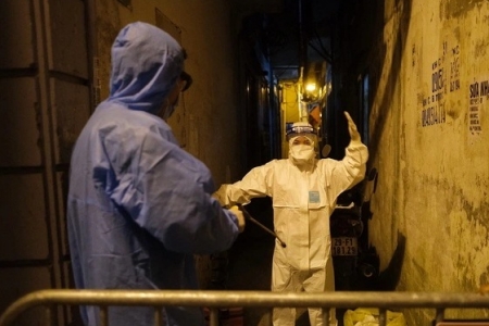 Liên quan bác sĩ mắc Covid-19 ở Hà Nội, cách ly 11 trường hợp F1