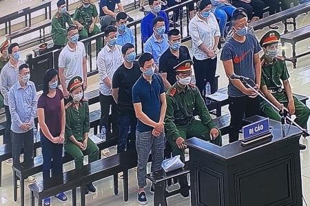 Xét xử vụ buôn lậu tại Công ty Nhật Cường: Đình chỉ vụ án với bị cáo đã tử vong, 14 bị cáo khác hầu tòa