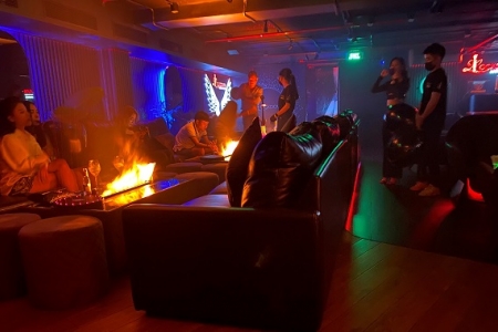 Vô tư uống rượu mạnh, hút shisha bóng cười, lắc lư theo nhạc tại Lockdown Lounge Saigon