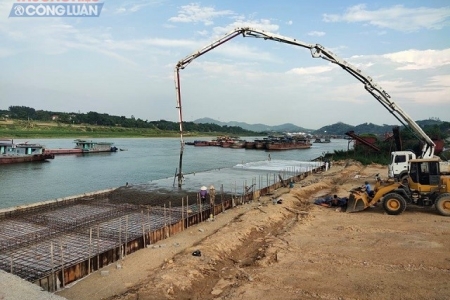 Đoan Hùng (Phú Thọ): Dừng hoạt động, kiểm tra làm rõ vi phạm của bến thủy nội địa đổ bê tông lấn sông Lô