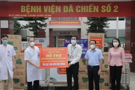 Bắc Ninh: Ủy ban Mặt trận Tổ quốc tỉnh trao tặng trang thiết bị cho các bệnh viện dã chiến