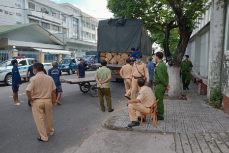 An Giang: Phát hiện số lượng lớn quần áo may sẵn không rõ nguồn gốc trị giá trên 300 triệu đồng