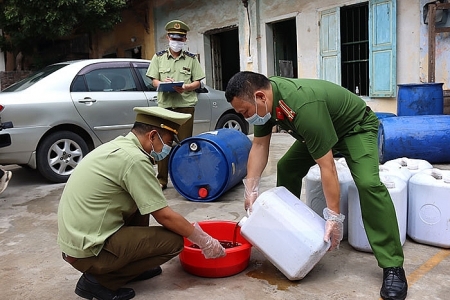 Ngăn chặn kịp thời 1.500 lít mỡ gà bẩn không rõ nguồn gốc trên đường đi tiêu thụ