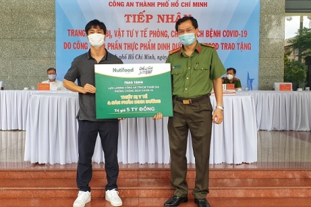 Công Phượng cùng Qũy Phát triển Tài năng Việt tiếp sức chống dịch tại TP. HCM