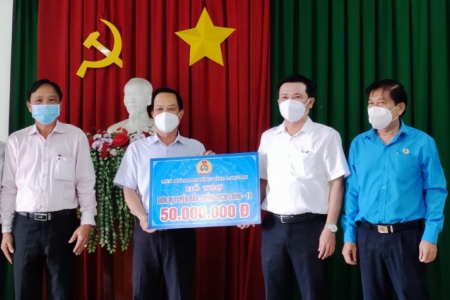 Long An: Phó Bí thư Thường trực Tỉnh ủy thăm hỏi, động viên lực lượng tuyến đầu chống dịch Covid-19