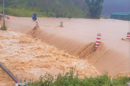 Lũ trên sông Cam Ly lên nhanh, khẩn trương sơ tán người dân ra khỏi các khu vực nguy hiểm