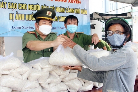 Công an An Giang: Trao tặng 110 tấn gạo cho người dân có hoàn cảnh khó khăn