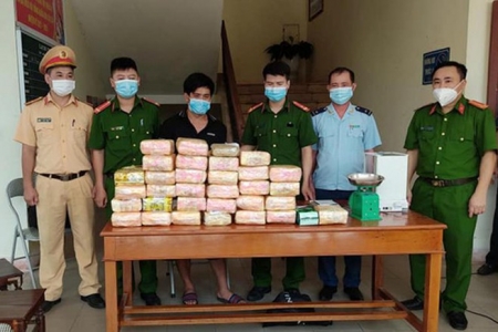 Hà Tĩnh: Bắt đối tượng vận chuyển trái phép hơn 30 kg ma túy tổng hợp, 1kg ketamine và 12.000 viên hồng phiến