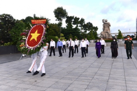 Lãnh đạo TP. HCM dâng hoa, dâng hương tưởng niệm các anh hùng liệt sĩ