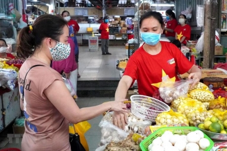 Quận Long Biên (Hà Nội): Phát thẻ đi chợ cho người dân trên địa bàn