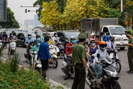 Hà Nội bỏ quy định người đi đường phải có "lịch trực, lịch làm việc"