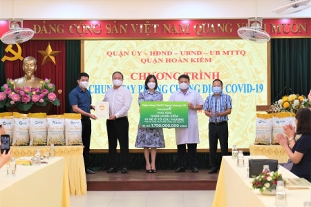 Vietcombank trao tặng xe ô tô cứu thương cho quận Hoàn Kiếm phục vụ công tác phòng chống dịch Covid-19