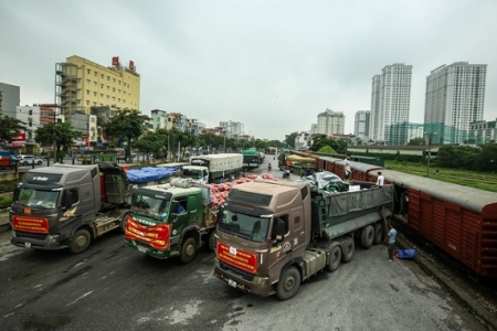 Khoảng 300 tấn nhu yếu phẩm của người dân tỉnh Hòa Bình lên đường vào TP.HCM và Bình Dương