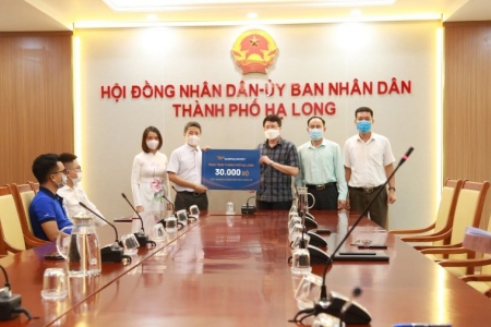 Văn Phú – Invest trao tặng 30.000 bộ xét nghiệm nhanh Covid-19 cho thành phố Hạ Long