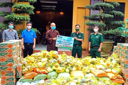 Những “áo xanh tình nguyện” lan tỏa điều tử tế trong mùa dịch