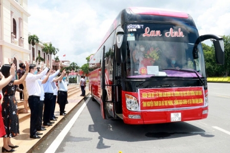 Nam Định: 113 cán bộ y tế và tình nguyện viên lên đường chống dịch