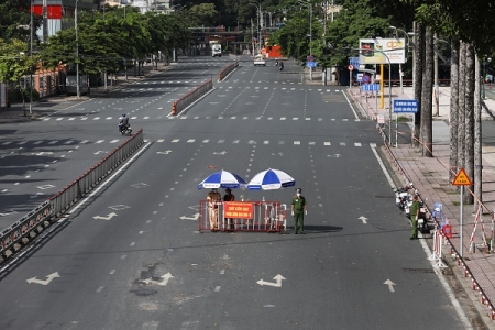 TP. Hồ Chí Minh: Ngày đầu siết giãn cách, giảm 85% phương tiện ra đường