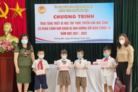 Ngành GD&ĐT quận Hoàng Mai (Hà Nội): Trao tặng thiết bị học tập trực tuyến cho học sinh có hoàn cảnh khó khăn