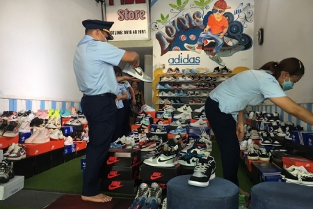 Hà Giang: Phát hiện hàng trăm đôi giày giả mạo nhãn hiệu NIKE, ADIDAS, LOUIS VUI TTON.
