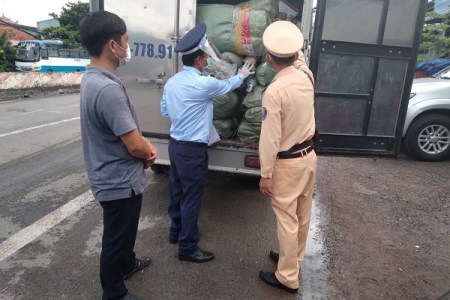Tiền Giang: Phát hiện 700 kg vải thun cuộn vi phạm nhãn hàng hóa