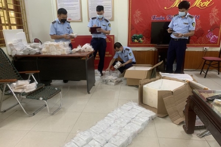 Lạng Sơn: Thu giữ hơn 3.000 miếng dán màn hình điện thoại nhập lậu