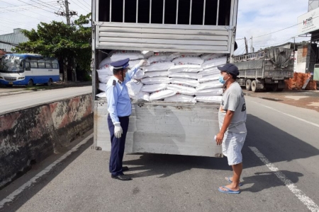 Tiền Giang: Phát hiện 2 phương tiện vận chuyển 4,6 tấn phân bón vi phạm nhãn mác