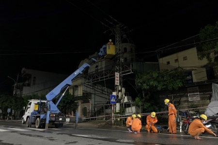 Điện lực miền Trung sẵn sàng xử lý sự cố, nhanh chóng cấp điện trở lại cho khách hàng