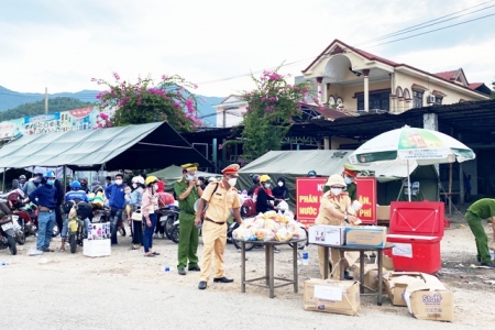 Thừa Thiên Huế: Ban hành chế độ hỗ trợ cho người tham gia chống dịch và việc làm cho 25.000 lao động từ vùng dịch trở về