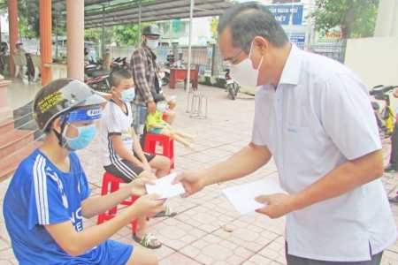 Long An: Bí thư Tỉnh ủy thăm hỏi, tặng quà Tết Trung thu cho trẻ em có hoàn cảnh khó khăn