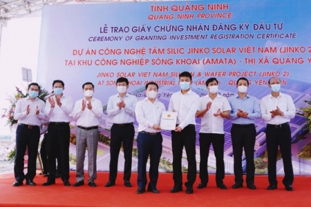 Quảng Ninh: Trao giấy chứng nhận đầu tư dự án gần 400 triệu USD làm nguyên liệu pin mặt trời