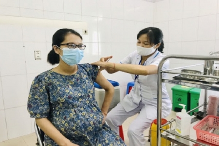 Bộ Y tế đề nghị khẩn trương tiêm vaccine cho phụ nữ mang thai