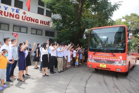 Thêm 115 y bác sĩ tình nguyện từ Huế vào TP. HCM chống dịch