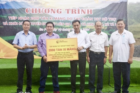 T&T Group trao tặng 2.000 tấn xi măng hỗ trợ thị xã Sa Pa cứng hóa nền nhà và làm đường