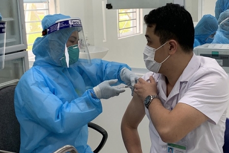 TP. Hồ Chí Minh: Người có nguy cơ cao sắp được tiêm vaccine covid-19 mũi 3