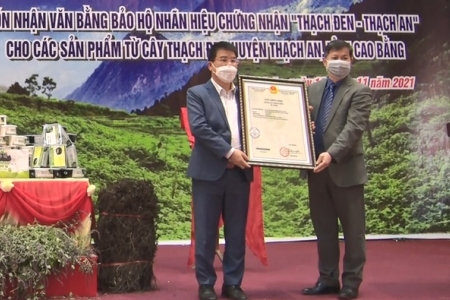 Đón nhận Văn bằng bảo hộ nhãn hiệu chứng nhận “Thạch đen - Thạch An”