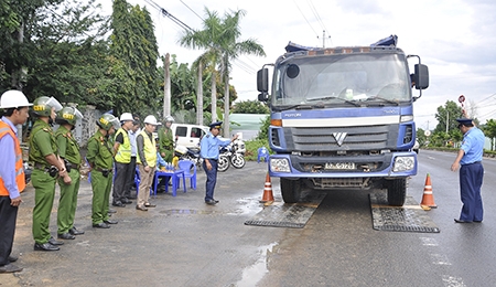 Kon Tum tăng cường công tác kiểm soát tải trọng xe