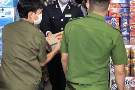 Quảng Ngãi tạm giữ hàng ngàn thùng nước tăng lực, gói thuốc lá không có hóa đơn