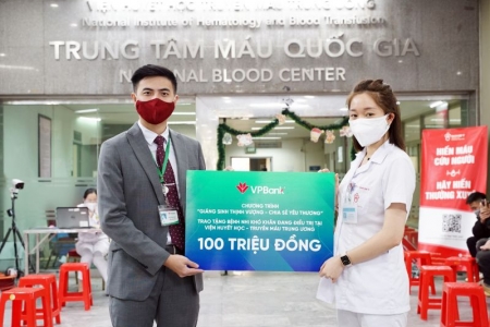 VPBank trao tặng 100 triệu đồng, hỗ trợ bệnh nhi khó khăn tại Viện Huyết học và Truyền máu Trung ương