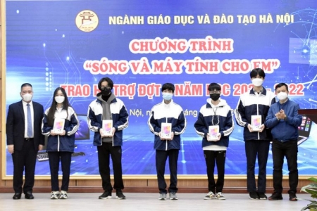 Trao thiết bị học trực tuyến cho 2.000 học sinh có hoàn cảnh khó khăn