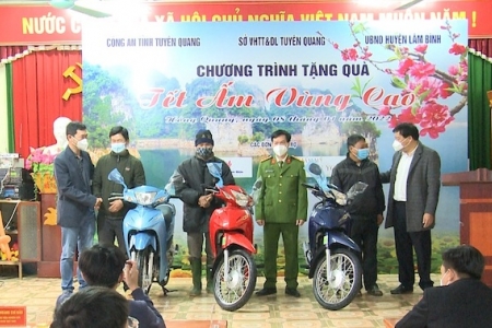 Tuyên Quang: "Tặng quà Tết ấm vùng cao" cho các gia đình khó khăn và học sinh nghèo vượt khó