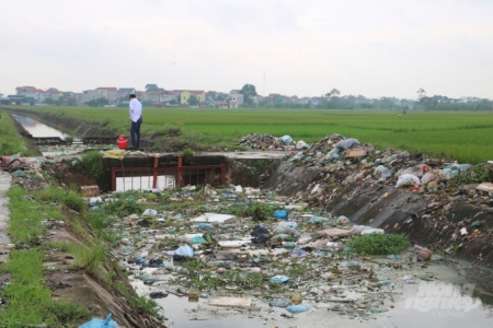 Đổ rác, chất thải trong phạm vi bảo vệ công trình thủy lợi bị phạt tới 80 triệu đồng