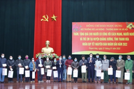 Bộ trưởng Bộ Lao động, Thương binh và Xã hội tặng quà tết cho công nhân, gia đình chính sách tại Thanh Hóa