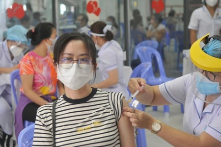 TP. Hồ Chí Minh yêu cầu “thần tốc hơn nữa” trong việc tiêm vaccine phòng Covid-19