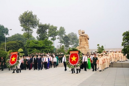 Lãnh đạo TP. Hồ Chí Minh dâng hương, dâng hoa tưởng niệm các anh hùng liệt sĩ