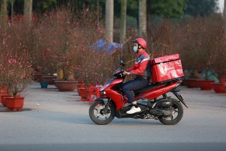 Theo chân bưu tá Viettel Post mang không khí Tết trên mọi nẻo đường