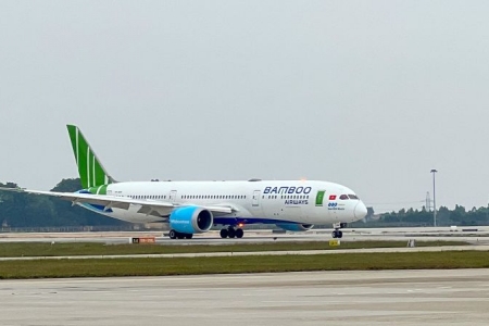 Bamboo Airways lì xì may mắn hành khách ‘xông’ chuyến bay đầu năm