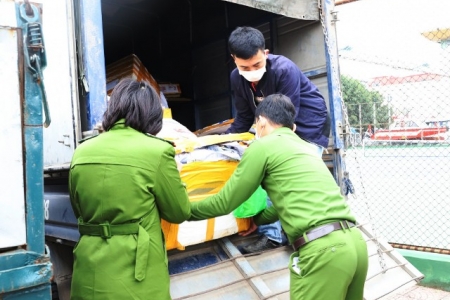 Công an Hà Tĩnh bắt xe tải vận chuyển 200 kg thực phẩm “bẩn”