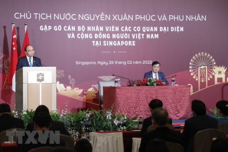 Chủ tịch nước Nguyễn Xuân Phúc gặp mặt cán bộ Đại sứ quán và cộng đồng người Việt tại Singapore