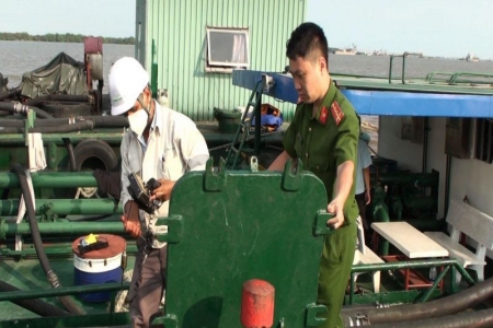 Bắt giữ 200 tấn dầu lậu trên sông Sài Gòn